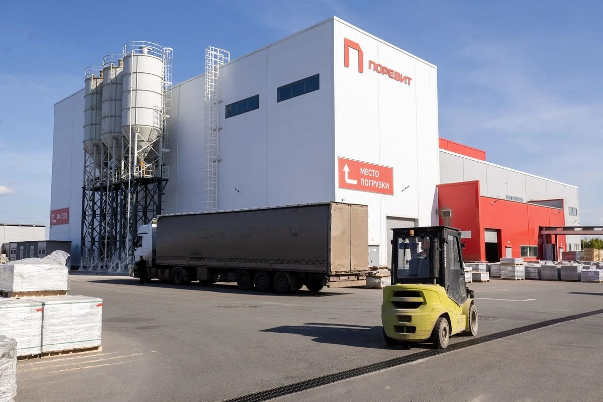 054_2025.09.17_Toli_Brown-min.jpg Завод Поревит находится в Арамиле. Точный адрес: город Екатеринбург, улица Авиастроителей, стр. 7, помещ. 14.