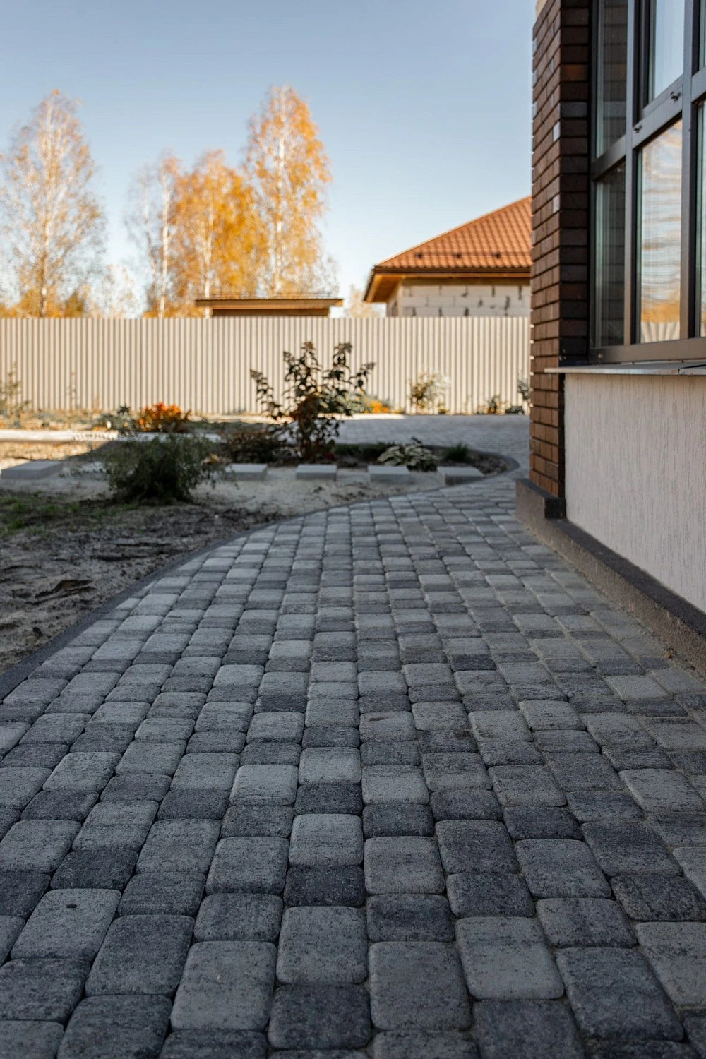 Благоустройство дома: плитка в цвете Антрацит и шаговые дорожки