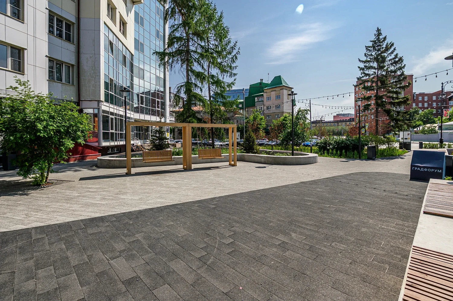 Сквер с историей географов открыли по улице Дзержинского в Тюмени