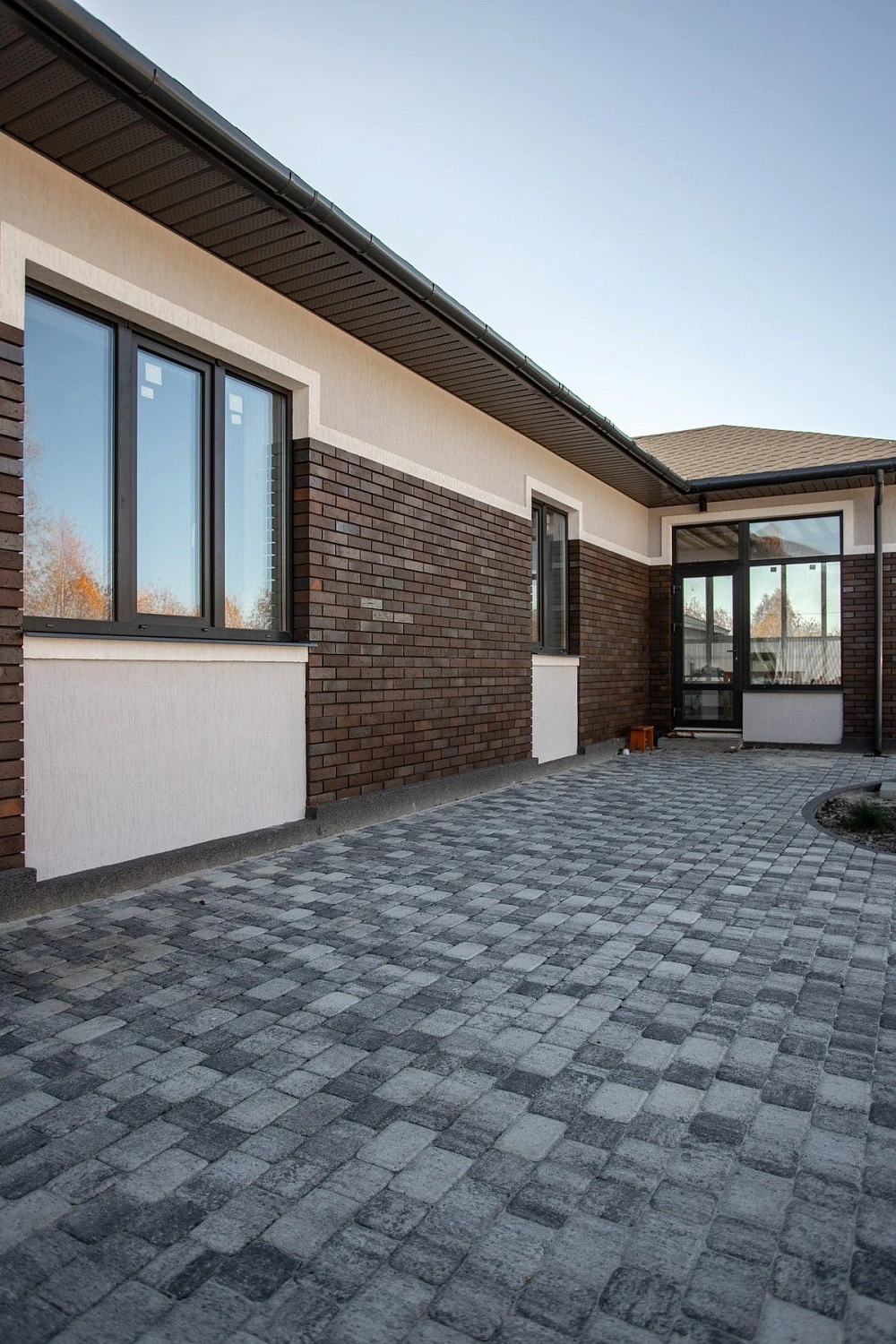 Благоустройство дома: плитка в цвете Антрацит и шаговые дорожки