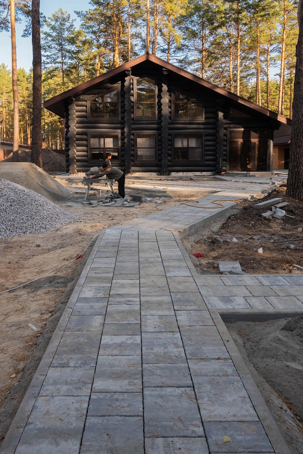 Благоустройство частного дома, плитка Литос, цвет Габбро