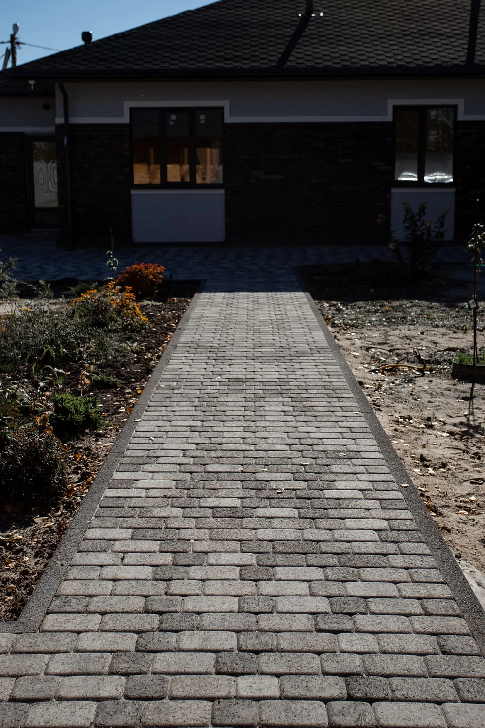 Благоустройство дома: плитка в цвете Антрацит и шаговые дорожки