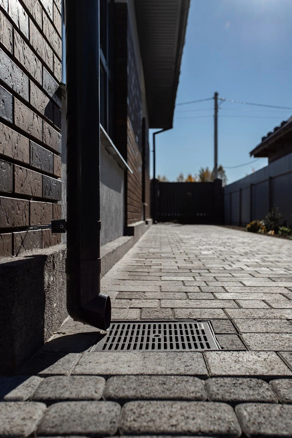 Благоустройство дома: плитка в цвете Антрацит и шаговые дорожки