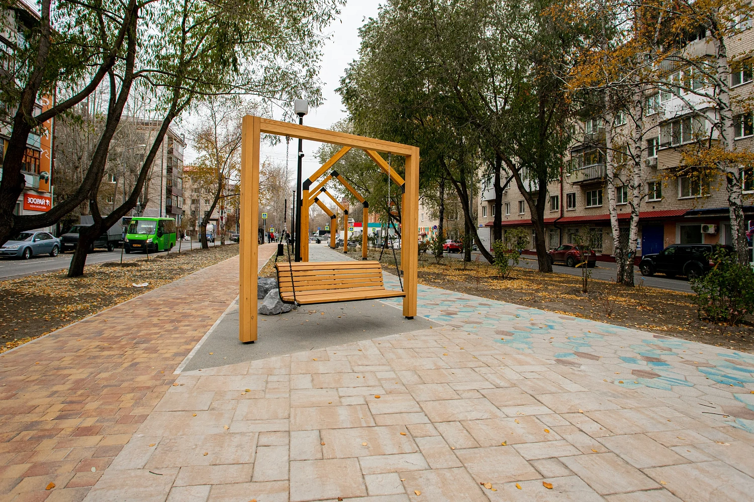 Аллея Первых на проезде Геологоразведчиков в Тюмени