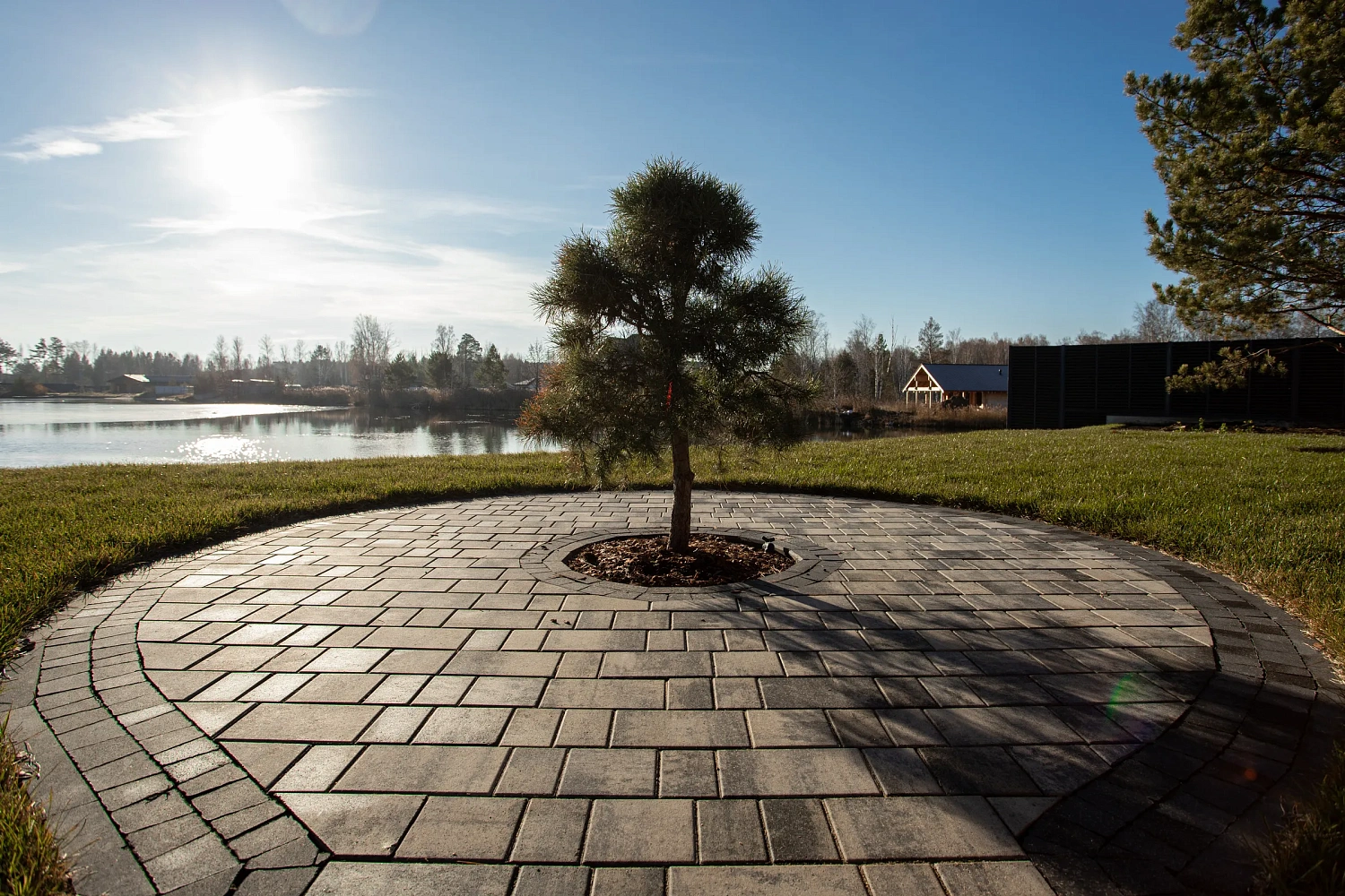 Укладка тротуарной плиты на участке с озером