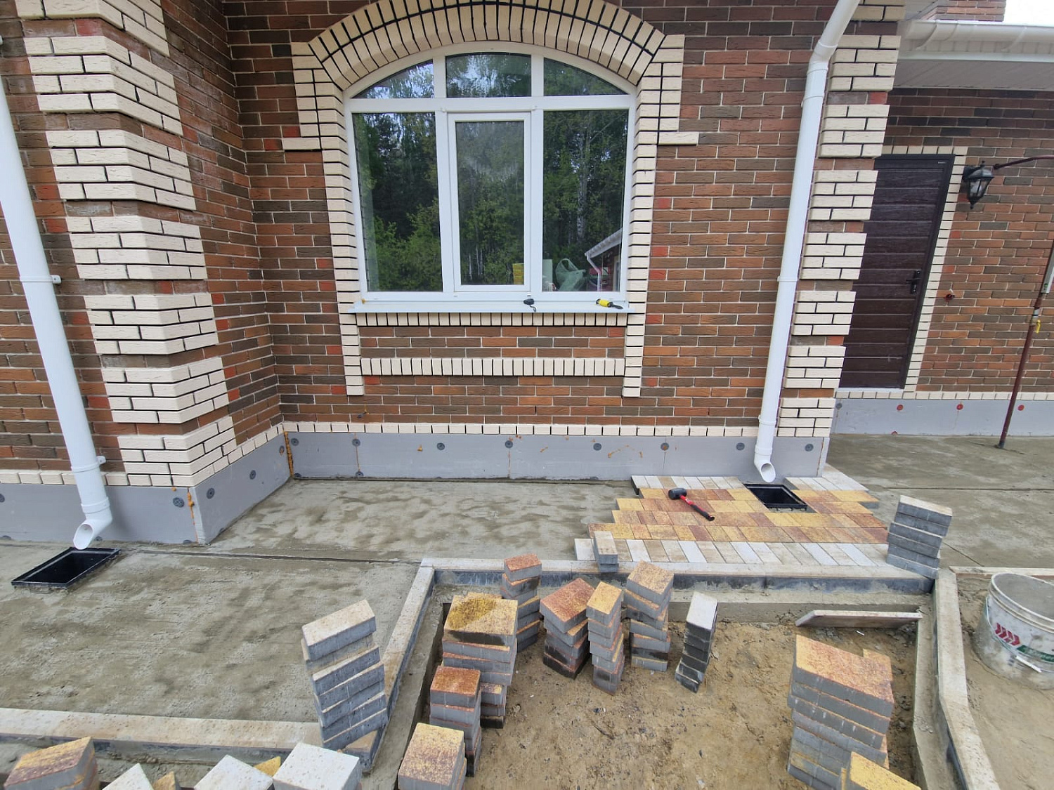 Укладка брусчатки в районе Дома обороны