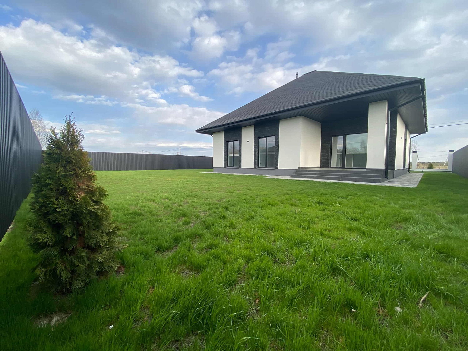 Частная территория с плиткой Старый Город в цвете Антрацит Частная территория с плиткой Старый Город в цвете Антрацит