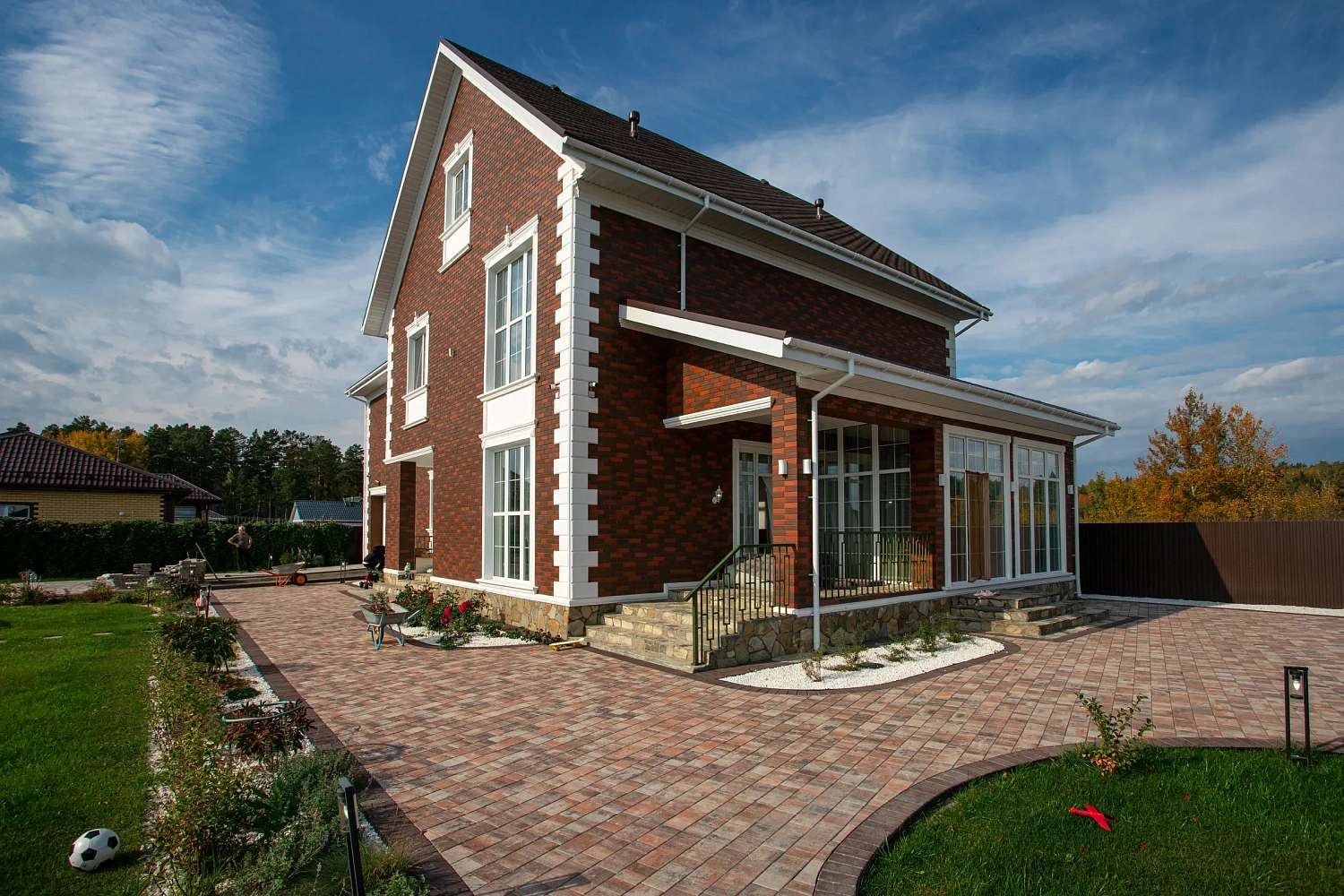 Благоустройство участка под ключ с тротуарными дорожками цвета Клен