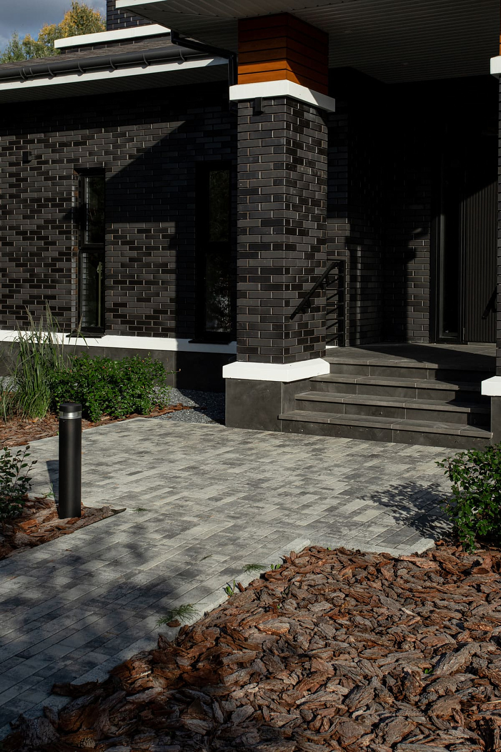 Ландшафтный дизайн в Тюмени с плиткой Ригель, Трио, 300х900 мм