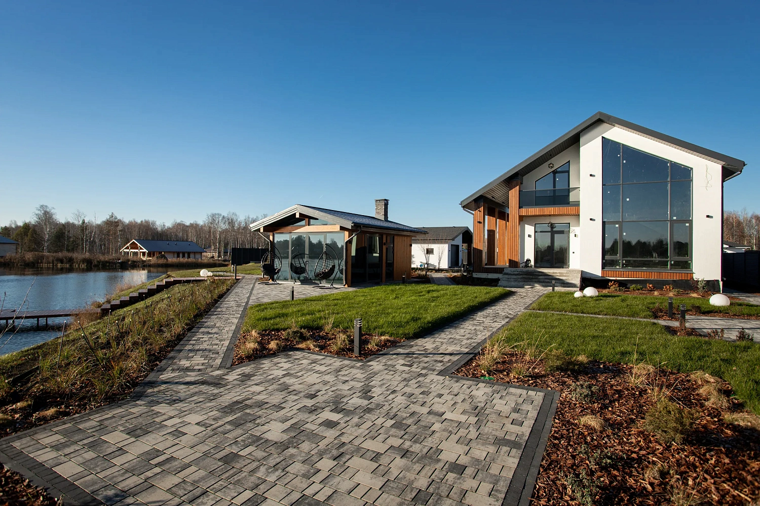 Укладка тротуарной плиты на участке с озером