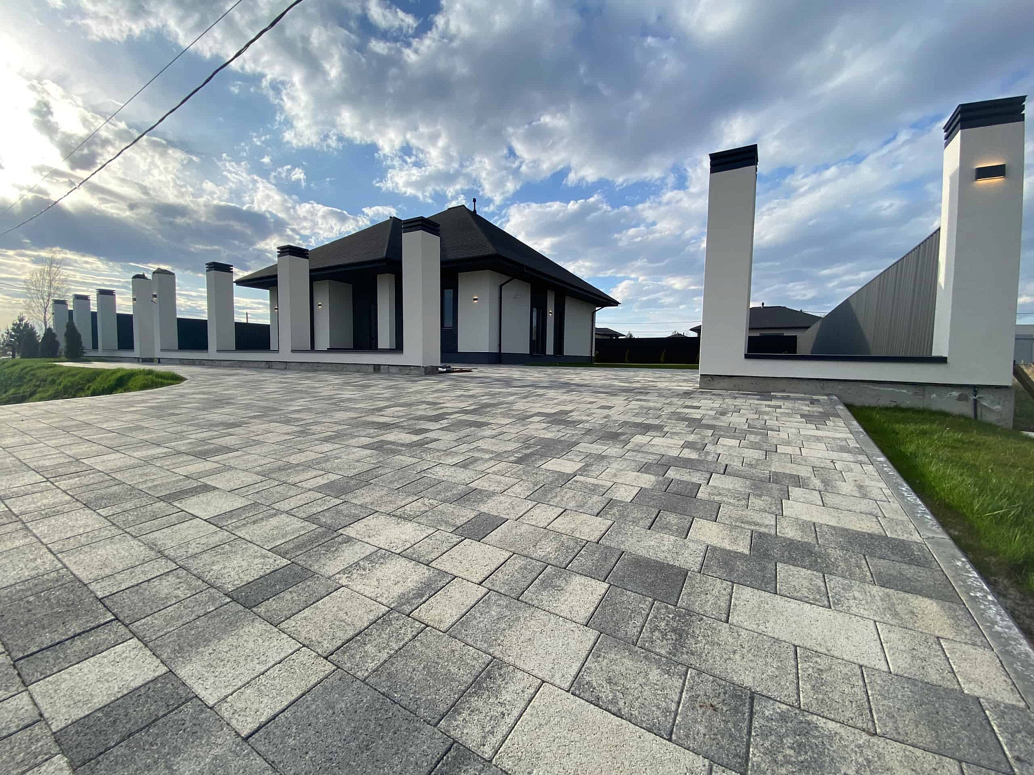 Частная территория с плиткой Старый Город в цвете Антрацит Частная территория с плиткой Старый Город в цвете Антрацит