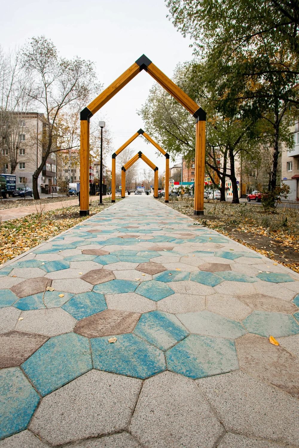 Аллея Первых на проезде Геологоразведчиков в Тюмени