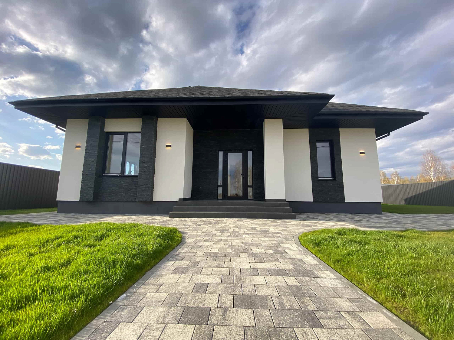 Частная территория с плиткой Старый Город в цвете Антрацит Частная территория с плиткой Старый Город в цвете Антрацит